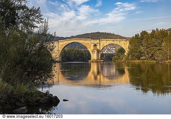 Römische Brücke in Ourense (Galicien Spanien) über den Fluss Mi?o und Stadtbild im Hintergrund.