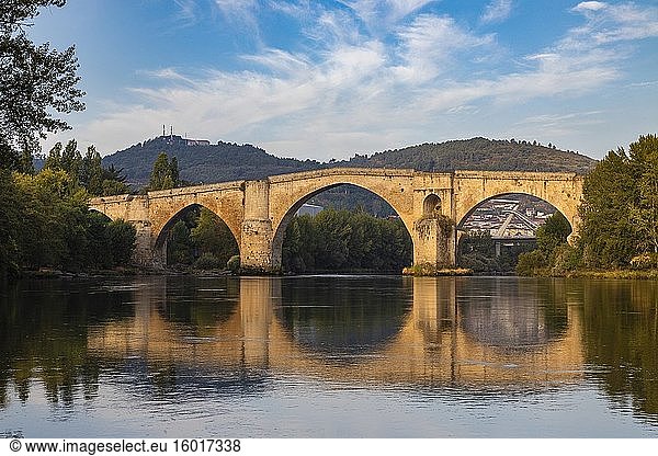 Römische Brücke in Ourense (Galicien  Spanien)  über den Fluss Mi?o und Stadtbild mit Millenium-Brücke im Hintergrund.