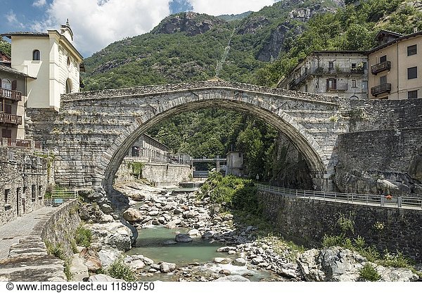 Römische Brücke Pont-Saint-Martin über den Fluss Lys  Pont-Saint-Martin  Aostatal  autonome Region Aostatal  Italien  Europa