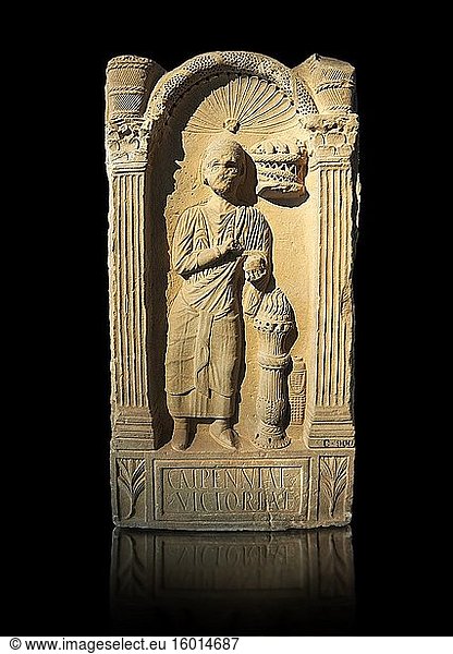 Römische Grabstele aus dem zweiten Jahrhundert nach Christus  die Caipenniae Victoriae aus Africa Proconsularis  dem heutigen Tunesien  gewidmet ist. Nationalmuseum Bardo  Tunis  Tunesien. Vor schwarzem Hintergrund.