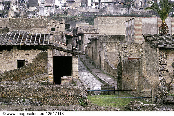 Römische Häuser von Herculaneum mit den modernen Häusern von Ercolano darüber  Italien. Künstler: Unbekannt