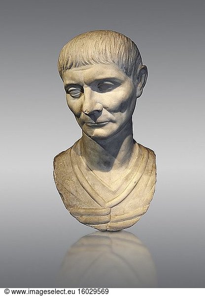 Römische Porträtbüste eines jungen Mannes aus dem Jahr 110 n. Chr. Bei diesem Porträt sind die Frisur und die Gesichtszüge typisch für die trajanische Porträtära. Die Frisur zeichnet sich durch einen leichten Mittelscheitel auf der Stirn aus. Inv 287  Römisches Nationalmuseum  Rom  Italien.
