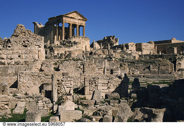 Römische Ruinen  The Capitol  Dougga  UNESCO Weltkulturerbe  Tunesien  Nordafrika  Afrika