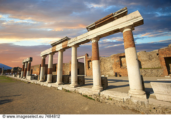 R÷mische Säulen am Gebäude des Eumachia  Pompeji  Italien  Europa