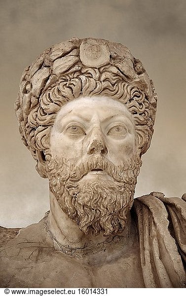 Römische Skulptur des Kaisers Marcus Aurelius  ausgegraben im Theater von Bulla Regia  entstanden gegen Ende des zweiten Jahrhunderts. Das Bardo-Nationalmuseum  Tunis.