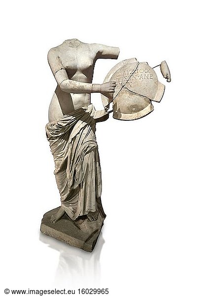 Römische Statue der Aphrodite  die einen Schild hält. Marmor. Perge. 2. Jahrhundert nach Christus. Archäologisches Museum Antalya  Türkei. Vor weißem Hintergrund.