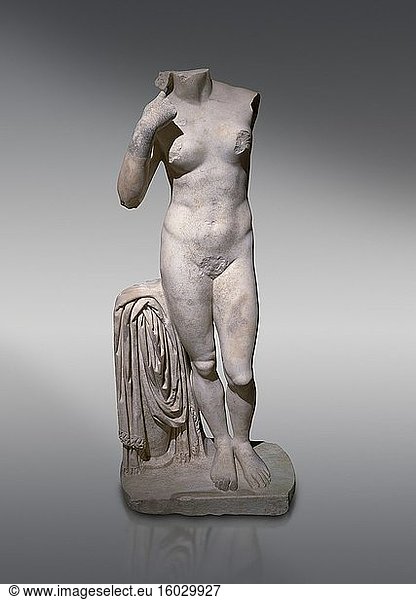 Römische Statue der Aphrodite. Marmor. Perge. 2. Jahrhundert nach Christus. Inv. Nr. 2014/196. Aphrodite ist eine antike griechische Göttin  die mit Liebe  Schönheit  Vergnügen und Fortpflanzung in Verbindung gebracht wird. Sie wird mit dem Planeten Venus identifiziert  der nach der römischen Göttin Venus benannt ist  mit der Aphrodite in hohem Maße synkretisiert wurde. Zu den wichtigsten Symbolen der Aphrodite gehören Myrten  Rosen  Tauben  Spatzen und Schwäne.