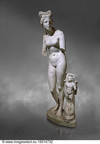 Römische Statue der Aphrodite. Marmor. Perge. 2. Jahrhundert nach Christus. Inv. Nr. 2014/191. Archäologisches Museum Antalya  Türkei. Aphrodite ist eine antike griechische Göttin  die mit Liebe  Schönheit  Vergnügen und Fortpflanzung in Verbindung gebracht wird. Sie wird mit dem Planeten Venus identifiziert  der nach der römischen Göttin Venus benannt ist  mit der Aphrodite in hohem Maße synkretisiert wurde. Zu den wichtigsten Symbolen der Aphrodite gehören Myrten  Rosen  Tauben  Spatzen und Schwäne.