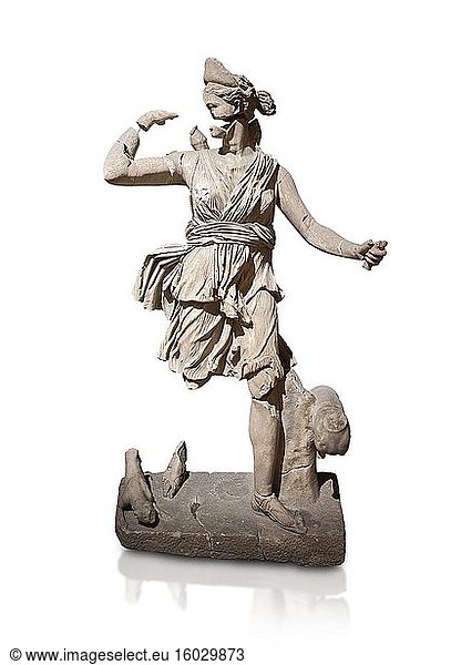 Römische Statue der jagenden Artemis. Marmor. Perge. 2. Jahrhundert nach Christus. Inv.-Nr. Archäologisches Museum Antalya  Türkei. Vor weißem Hintergrund.