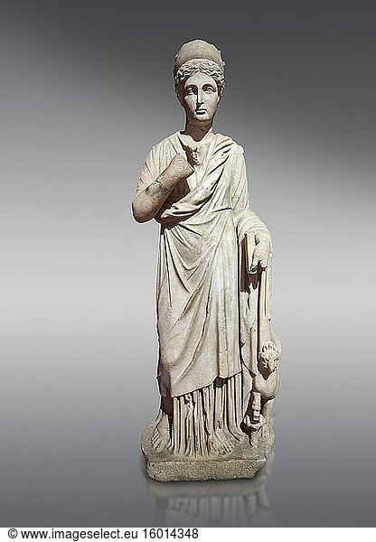 Römische Statue der NemesisGöttin der Vergeltung. Marmor. Perge. 2. Jahrhundert nach Christus. Inv. Nr. 28. 23. 79. Archäologisches Museum Antalya  Türkei.
