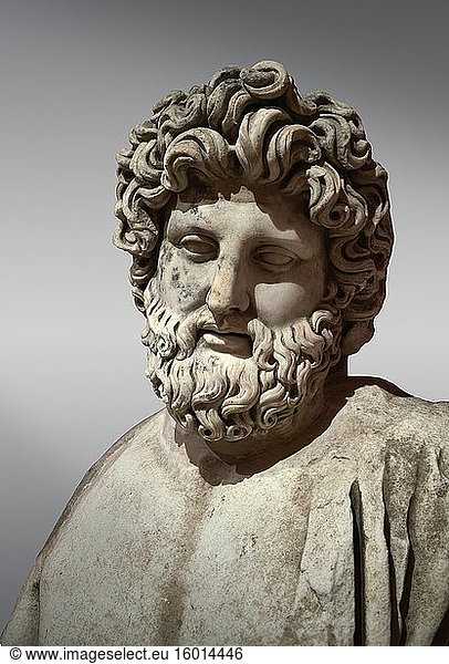 Römische Statue des Asklepios. Marmor. Perge. 2. Jahrhundert nach Christus. Inv.-Nr. Asklepios war ein Held und Gott der Medizin in der antiken griechischen Religion und Mythologie.