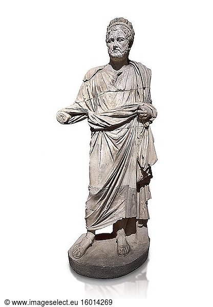 Römische Statue des Kaisers Priester. Marmor. Perge. 2. Jahrhundert nach Christus. Inv.-Nr. Archäologisches Museum Antalya  Türkei. Vor weißem Hintergrund.