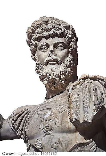 Römische Statue des Kaisers Septimus Severus. Marmor. Perge. 2. Jahrhundert nach Christus. Inv. Nr. 3266. Archäologisches Museum Antalya  Türkei. Vor weißem Hintergrund.