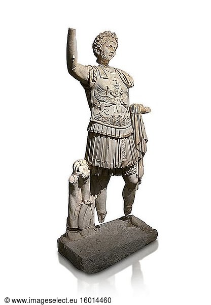 Römische Statue des Kaisers Trajan. Marmor. Perge. 2. Jahrhundert nach Christus. Inv.-Nr. Archäologisches Museum Antalya  Türkei. Vor weißem Hintergrund: Trajan  römischer Kaiser von 98 bis 117 n. Chr.
