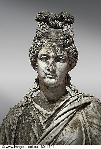 Römische Statue einer Frau. Marmor. Perge. 2. Jahrhundert nach Christus. Inv. Nr. 2015/186. Archäologisches Museum Antalya  Türkei.
