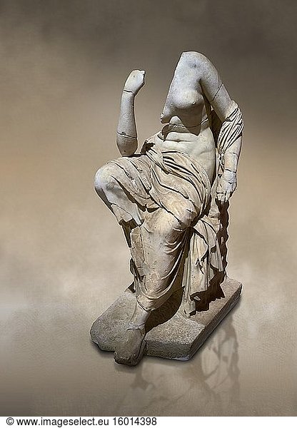 Römische Statue einer sitzenden Frau. Marmor. Perge. 2. Jahrhundert nach Christus. Inv. Nr. 17. 7. Archäologisches Museum Antalya  Türkei. Vor einem warmen Kunsthintergrund.