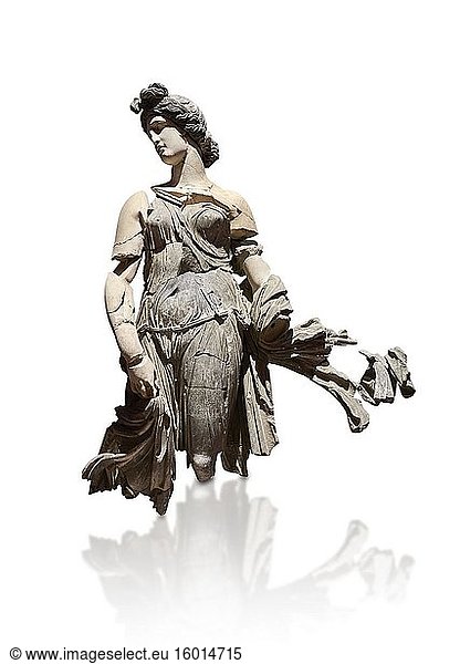 Römische Statue einer tanzenden Frau. Marmor. Perge. 2. Jahrhundert nach Christus. Inv. Nr. 10. 29. 81. Archäologisches Museum Antalya  Türkei. Vor weißem Hintergrund.