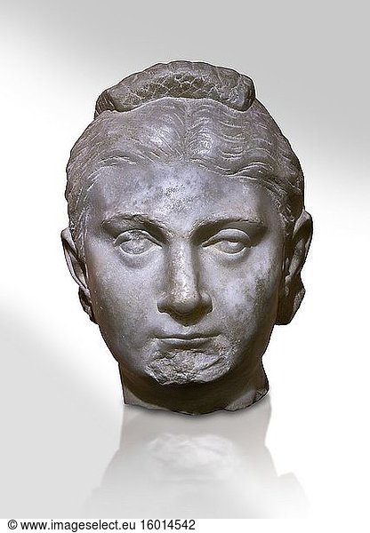 Römische Statue  Kopf einer Frau. Marmor. Perge. 2. Jahrhundert nach Christus. Inv. Nr. 1016. Archäologisches Museum Antalya  Türkei. Vor weißem Hintergrund.
