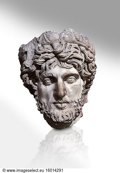 Römische Statue  Kopf eines Mannes. Marmor. Perge. 2. Jahrhundert nach Christus. Inv. Nr. 2005/82. Archäologisches Museum Antalya  Türkei. Vor weißem Hintergrund.