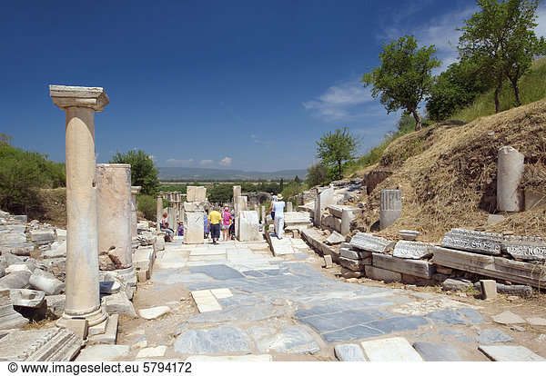 Römische Stra_e  antike Stadt Ephesos  Efes  Türkei  Westasien