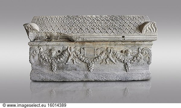 Römischer reliefierter Girlandensarkophag mit Ziegeldach  3. Jahrhundert nach Christus. Archäologisches Museum Adana  Türkei. Vor grauem Hintergrund.