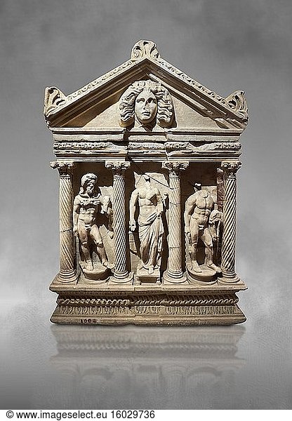 Römischer Reliefsarkophag des Herakles (Herkules)  2. Jh. n. Chr.  Perge  Inv. 928. Er gehört zu der Gruppe von Gräbern  die als. Säulensarkophage Kleinasiens   Archäologisches Museum Antalya  Türkei.