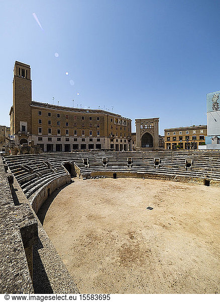 Römisches Amphitheater bei strahlend blauem Himmel in der Altstadt bei strahlendem Sonnenschein  Lecce  Italien