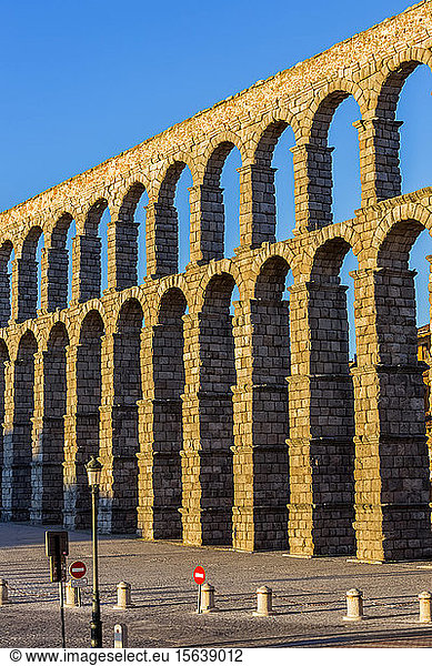 Römisches Aquädukt; Segovia  Kastilien und Leon  Spanien