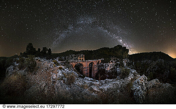 Römisches Aquädukt zwischen Bergen und dem Bogen der Milchstraße