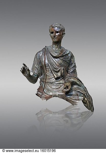 Römisches Bronzestatuenfragment des Kaisers Augustus  ca. 12-10 v. Chr.  gefunden im Ägäischen Meer auf der Insel Euböa  Archäologisches Nationalmuseum Athen  Kat.-Nr. X 23322. Der Kaiser Augustus ist in reifem Alter auf einem Pferd dargestellt. Er trägt eine Tunika mit purpurnen Streifen (clavus purpurea)  die mit einem Mäandermuster gesäumt sind. Diese Bronzestatue weist Merkmale des Statuentyps Prima Porta und Actuim auf. Die rechte Hand ist in einer Geste des offiziellen Grußes erhoben und die linke Hand hält die Zügel des Pferdes. In den Ring an den Fingern ist das Symbol des Pontifles Maximus eingraviert  den Augustus im Jahr 12 v. Chr. übernahm.