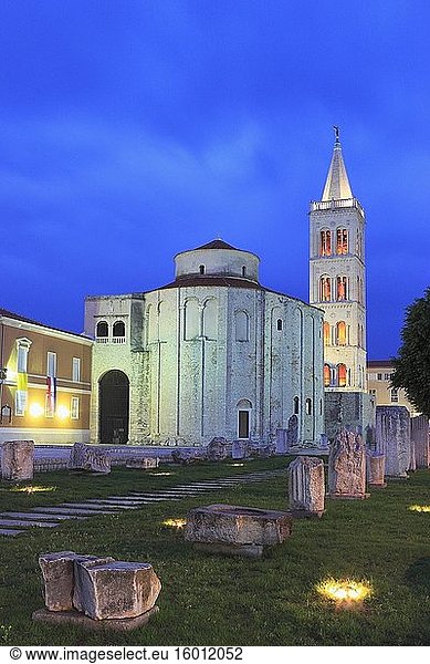 Römisches Forum und St. Donatus Kirche in der Abenddämmerung  Zadar  Kroatien.