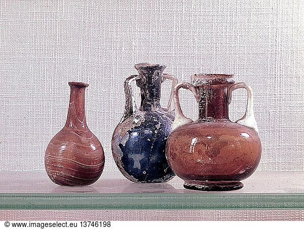 Römisches Glas aus Syrien  Kleine Fläschchen wie dieses werden häufig in römischen Gräbern gefunden und enthalten Parfümgaben für die Toten. Römisch. 64 V. CHR. 31 N. CHR. Syrien.