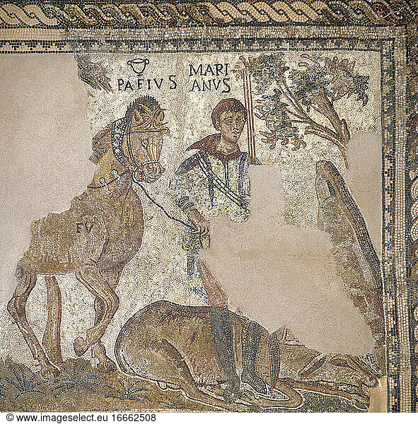 Römisches Mosaik Jäger mit totem Hirsch. Merida (Augusta Emerita). Spanien. Nationalmuseum für Römische Kunst. Merida. Spanien.