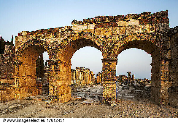 Römisches Nordtor in den Ruinen von Hierapolis  einer Unesco-Weltkulturerbestätte; Pamukkale  Provinz Denizli  Türkei