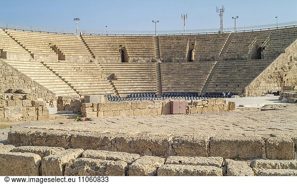 Römisches Theater  Amphitheater  archäologische Ausgrabung  antike Stadt Caesarea Maritima  auch Cäsarea oder Caesarea  Nationalpark  Scharonebene oder Scharon-Ebene am Mittelmeer  Israel  Asien