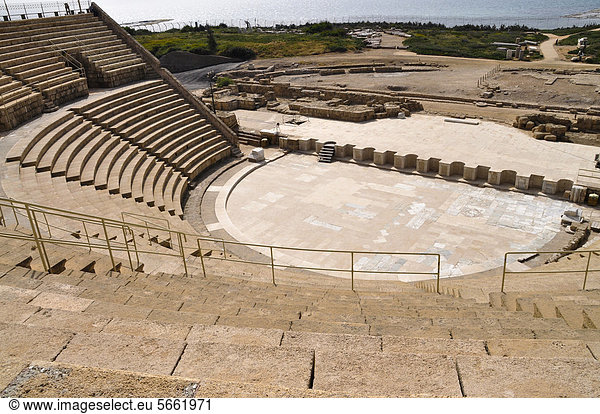 Römisches Theater  Amphitheater  archäologische Ausgrabung  antike Stadt Caesarea oder Caesarea Maritima  Israel  Naher Osten  Vorderasien