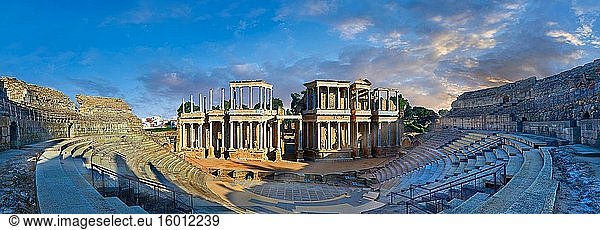 Römisches Theater der römischen Kolonie Emerita Augusta (M?rida)  eingeweiht vom Konsul Marcus Vipsanius Agrippa und erbaut im Jahr 15 v. Chr.  renoviert im späten 1. Jahrhundert nach Christus  Merida  Estremadura  Spanien.