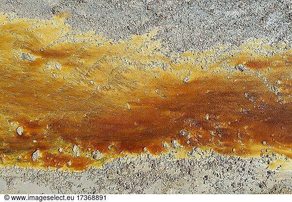Río Tinto  Roter Fluss  kurz nach der Quelle  Detail mit oxidierten Eisenmineralien im Wasser  Luftbild  Drohnenaufnahme  Provinz Huelva  Andalusien  Spanien  Europa