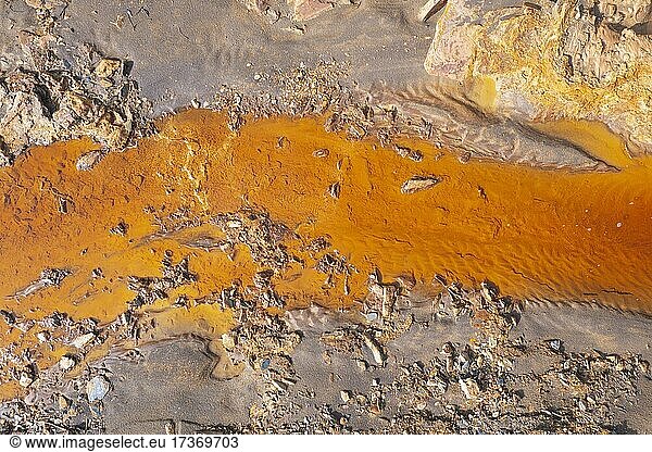 Río Tinto  Roter Fluss  kurz nach der Quelle  Detail mit oxidierten Eisenmineralien im Wasser  Luftbild  Drohnenaufnahme  Provinz Huelva  Andalusien  Spanien  Europa