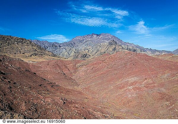 Rötlich gefärbte Berge  gesehen von den Felsen über dem berühmten roten Dorf Abyaneh im Bezirk Natanz  Iran.