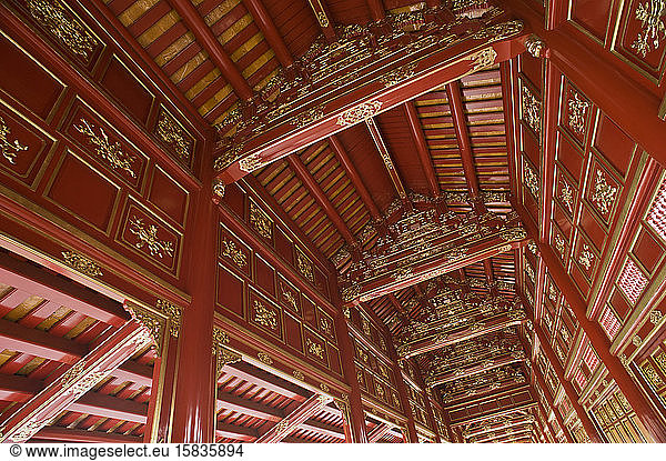 Rötliche Decke des königlichen Holzkorridors in der Kaiserstadt Hue