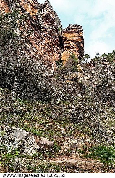 Rötliche Felsen in der Schlucht des Río Gallo. Guadalajara. Spanien. Europa.