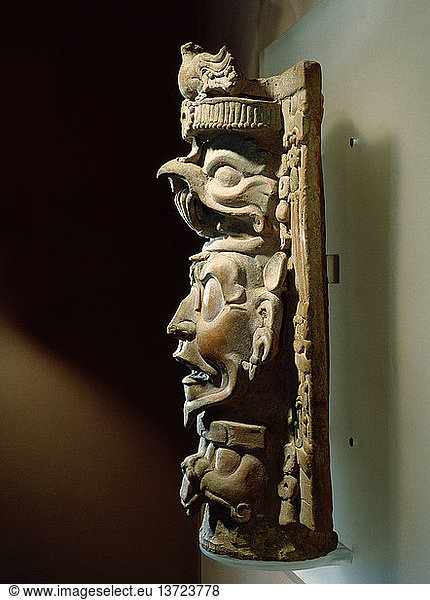 Räuchergefäß  Der zentrale Kopf ist ein bärtiger Sonnengott. Die Köpfe darüber und darunter sind abstrakte Darstellungen eines ähnlichen Gottes. Über dem Kopfschmuck ruht ein Vogel mit ausgebreiteten Flügeln. Mexiko. Maya. Klassische Maya AD 400 600. ausgegraben in Palenque  Chiapas.