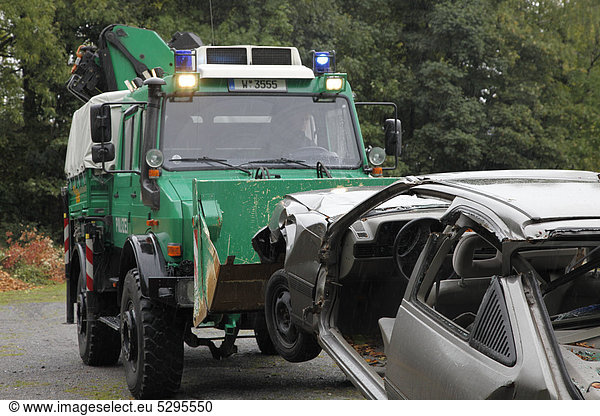 Räumfahrzeug der Polizei bei Trainingseinsatz mit Wasserwerfer  Nordrhein-Westfalen  Deutschland  Europa