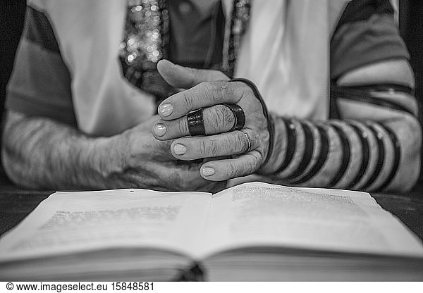 Rabbiner beim Lesen der Thora