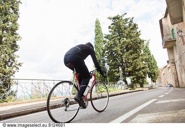 Radfahrer auf der Straße in Umbrien  Italien