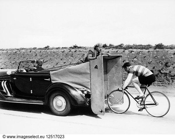 Radfahrer beim Training hinter einem Auburn-Auto um 1935. Künstler: Unbekannt