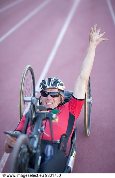 Radfahrer im Ziel im Para-Athletik-Wettbewerb
