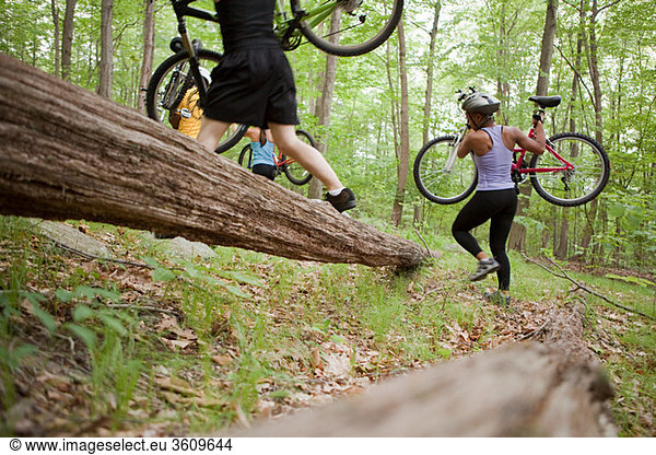 Radfahrer mit Fahrrädern im Wald