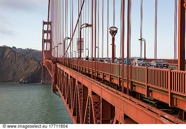 Radfahrer und Autos überqueren die Golden Gate Bridge; Golden Gate Bridge  San Francisco Bay  San Francisco  Kalifornien